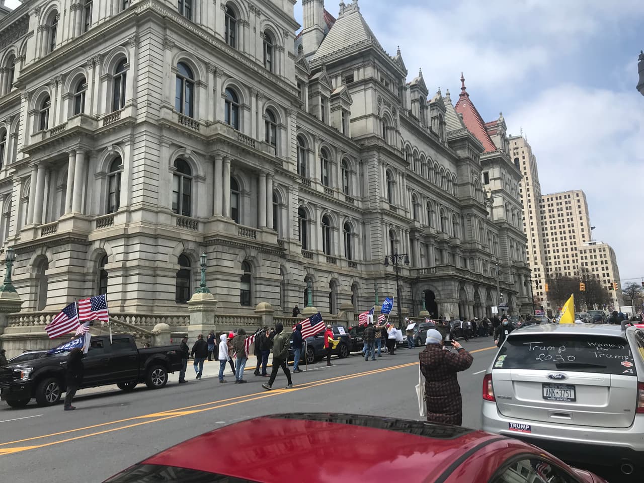 La mayoría de los presentes eran simpatizantes del presidente. "Tump 2020", puede leerse en este coche.