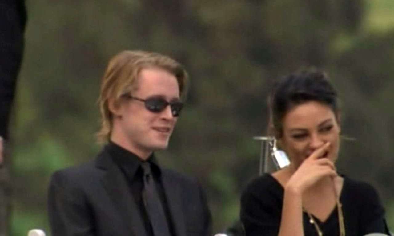 En 2009, la actriz, quien ahora es madre de dos hijos con 
<b><a href="https://www.univision.com/miami/wamr/musica/el-desayuno/mila-kunis-y-ashton-kutcher-dejaran-sin-herencia-a-sus-hijos-video" target="_blank">Ashton Kutcher</a></b>, acompañó a Culkin al 
<b><a href="https://www.univision.com/local/los-angeles-kmex/michael-jackson-entre-el-repudio-y-la-admiracion-en-el-decimo-aniversario-de-su-muerte-en-los-angeles" target="_blank">funeral de Michael Jackson.</a></b>