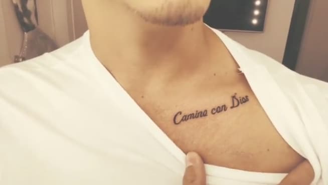 "Y este de aquí dice 'Camino con Dios', hace rato me quería hacer esta frase porque es la frase que me da tranquilidad cuando me siento ansioso, siempre me repito esto, cuando siento miedo me repito esto y me quita todos los miedos, entonces ese es el significado de mis tatuajes".
<br>