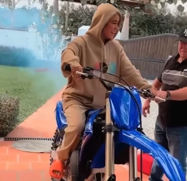 Por otro lado, la Yamaha YZ que Karol G se obsequió a finales del año pasado es solo una de las joyas que brillan en su garaje.