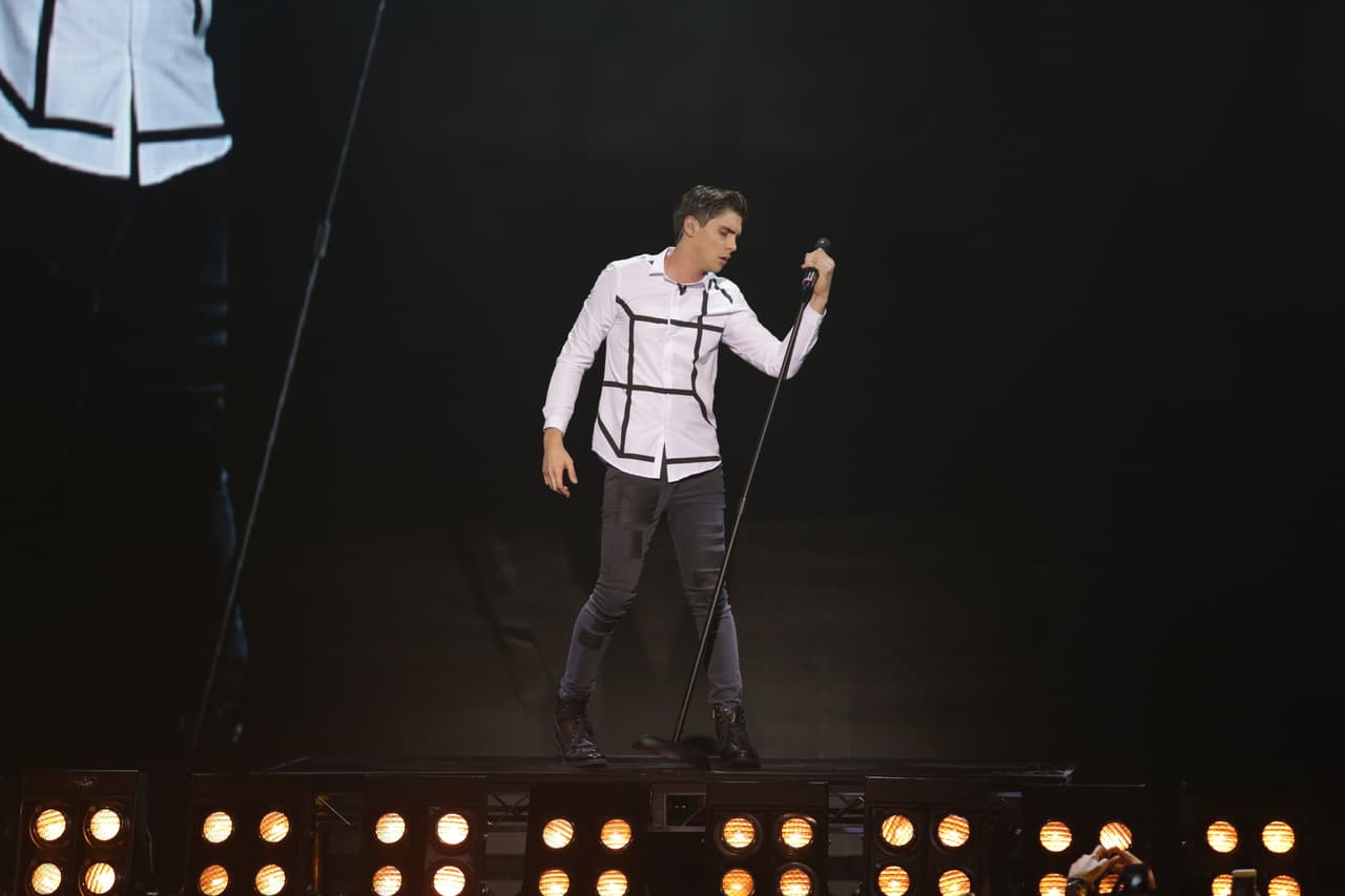 Una noche donde se le hizo honor al Latin GRAMMY, hubo sorpresas y la eliminación de un chico más. Esta noche le dijimos adiós a Sebastián y los jueces, además de no tener paciencia, fueron difíciles de complacer.