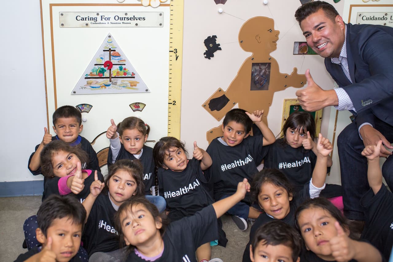 El senador californiano Ricardo Lara dice que el sacrificio de sus padres indocumentados le inspiró para luchar contra la proposición 187