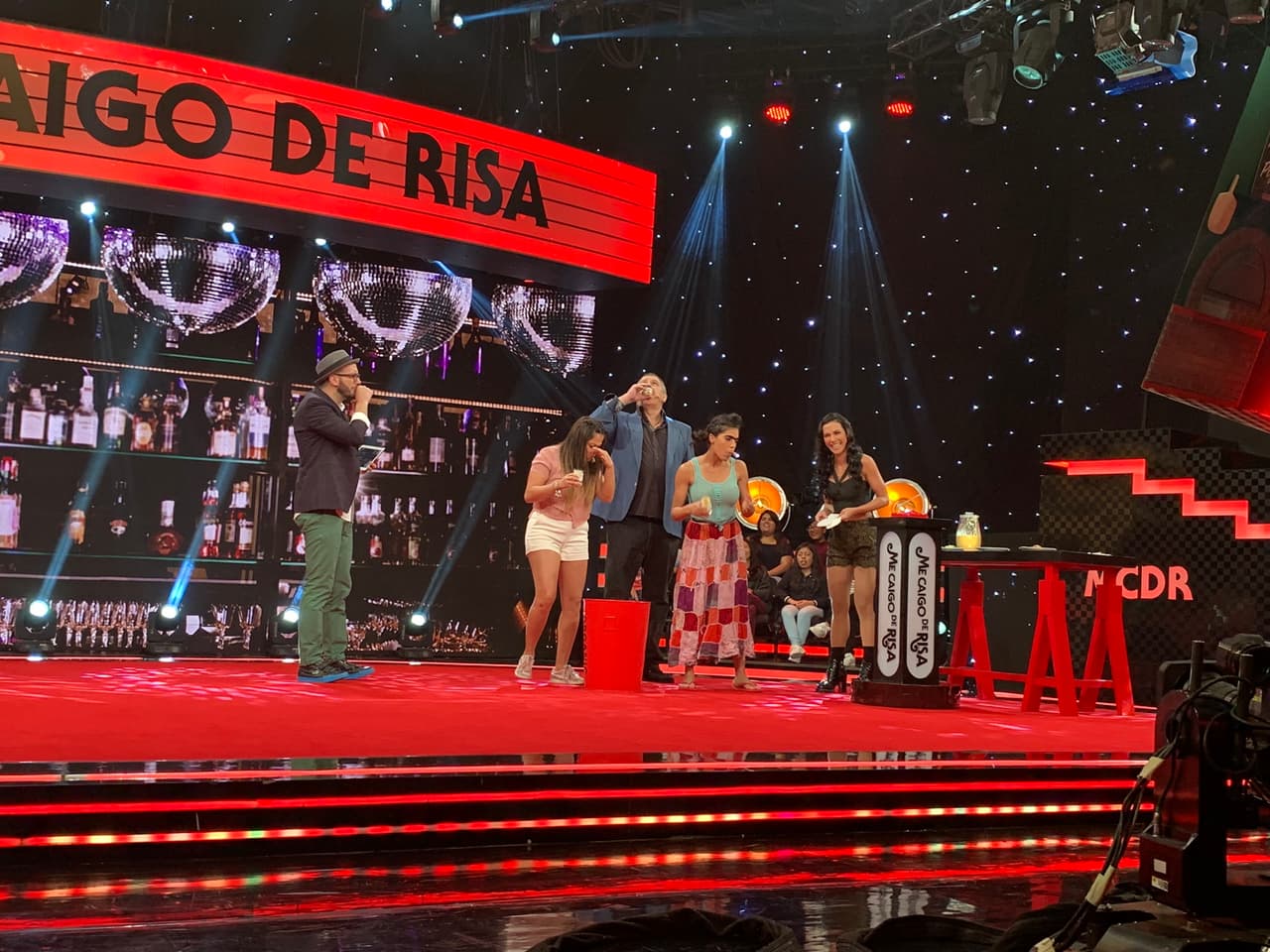 Mela participó junto con Mariana y Pablo en el duelo de shots en el que les tocaba beber una poción hecha con sardina, chile serrano, gusano de maguey y limón cada que se equivocaban al responder una pregunta. Como ninguno supo cuántos colores tenía la bandera de Grecia, los tres debieron beber. 
<a href="https://www.univision.com/shows/me-caigo-de-risa/mariana-le-hace-trampa-a-mela-y-como-castigo-debe-beber-dos-veces-este-asqueroso-brebaje-video" target="_blank">Después Mariana hizo una pequeña trampita y obligó a Mela a tocar el botón rojo</a>. Como tampoco supo cuál era la raza de Scooby doo, le tocó otro shot.