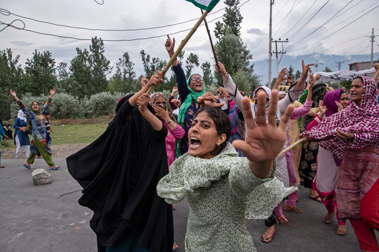 Un grupo de mujeres grita consignas a los policías indios que intentan detener una marcha con gases lacrimógenos y disparos. Era una marcha para protestar el control y la represión de India sobre Cachemira el 9 de agosto de 2019. La serie fotográfica fue galardonada con el
<a href="https://www.pulitzer.org/prize-winners-by-year/2020" target="_blank">premio Pulitzer al reportaje especial en fotografías</a>.