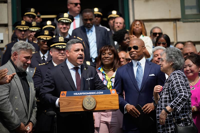 Renuncia Edward Caban como jefe de la policía de Nueva York