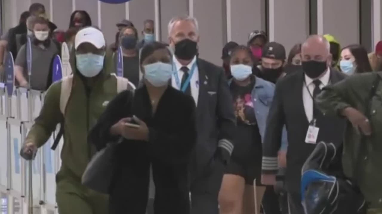 Expertos aseguran que la celebración del Día de Acción de Gracias será histórica al tratarse del primer evento de temporada sin restricciones por la pandemia del coronavirus. La TSA y la AAA han informado que esperan cifras récords de viajeros en los aeropuertos y carreteras de Estados Unidos.