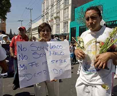 1. Lucha por la identidadTepito es un referente dentro de la Ciudad de México, y más aún, del país entero. Todo aquel que conoce a un tepiteño sabe bien cuál es su característico tono de hablar, y sus calles resultan inconfundibles. Bailes populares, vecindades, piratería, pleitos callejeros, la santa muerte, narcomenudeo, fayuca, prostitución Este barrio entremezcla una cultura que se niega a morir.