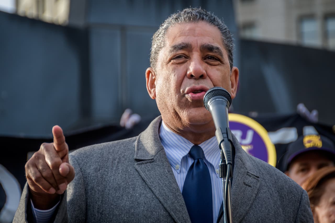 La vacuna "previene que uno termine en un hospital": habla en exclusiva el congresista Espaillat tras dar positivo al covid