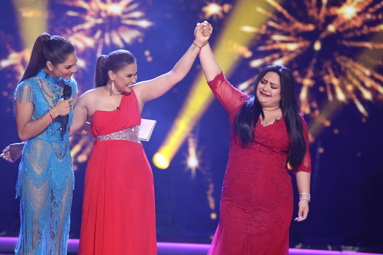 <b><a href="http://www.univision.com/shows/la-reina-de-la-cancion/en-video-el-momento-en-que-sandra-padilla-es-proclamada-la-reina-de-la-cancion-video">El triunfo dejó a Sandra Padilla muy conmovida.</a></b> La participante logró sobrepasar al resto de sus compañeras con los votos del público y entre lágrimas señaló que esto era lo que más había soñado.