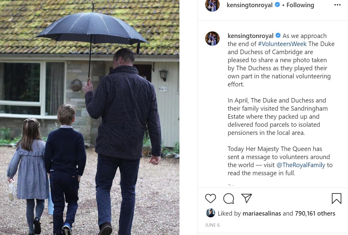 El hecho quedó atestiguado con 
<b><a href="https://www.instagram.com/p/CBGDKerFQlH/" target="_blank">esta foto</a></b> en la que el orgulloso padre lleva un paraguas con sus dos hijos mayores mientras realiza la labor altruista. 
<br>