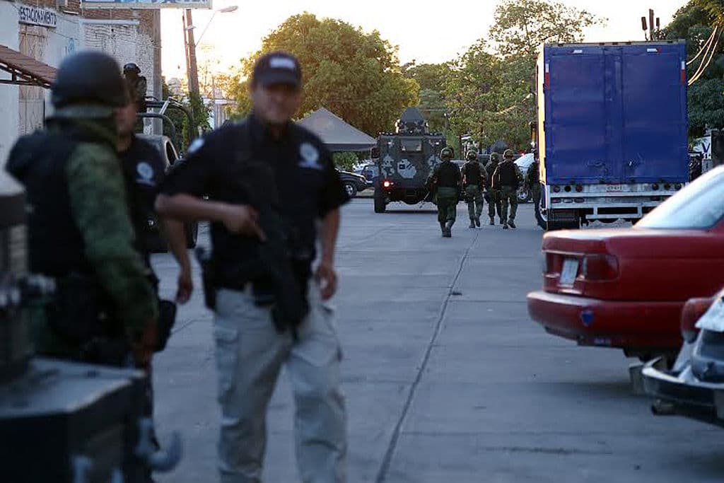 Foto de archivo: Marines y soldados resguardan la localidad de Apatzingán, en el estado de Michoacán, México.