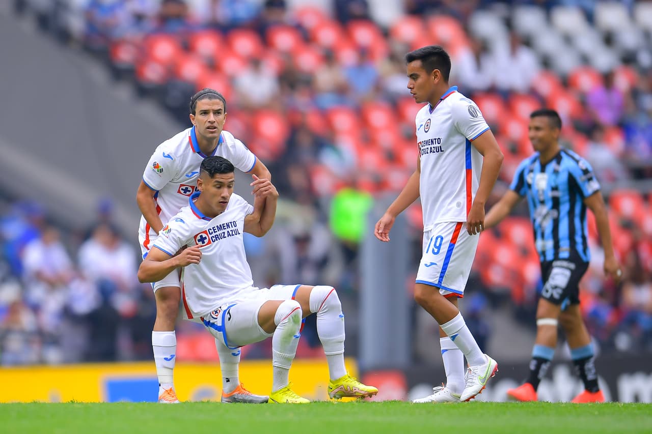 Raúl Gutiérrez arranca su interinato con Cruz Azul derrotanto a los Gallos Blancos pese a sufrir la expulsión del 'Tanque' Morales.