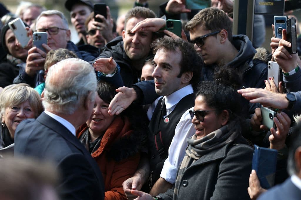 En 
<b>una inesperada aparición</b> el monarca estrechó manos y agradeció al público congregado en el centro de Londres, que vestía ropa de abrigo para enfrentar la espera de horas a la intemperie para despedir a su madre.