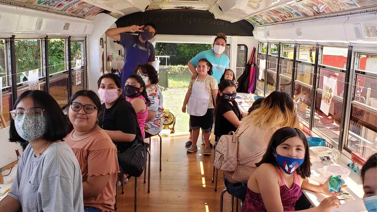 El Art Bus brinda un ambiente divertido y creativo que puede ir hasta tu casa, lugar de trabajo, un parque o en cualquier sitio.