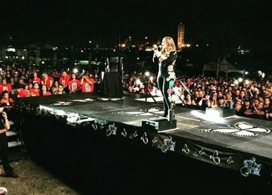 Chiquis subió al escenario y cantó para su mamá, fue un momento súper emotivo.