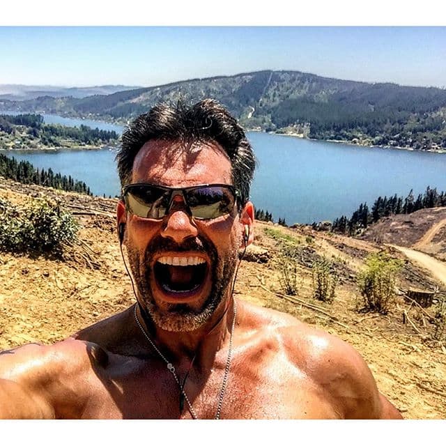 Al parecer además del gimnasio disfruta ejercitarse al aire libre.