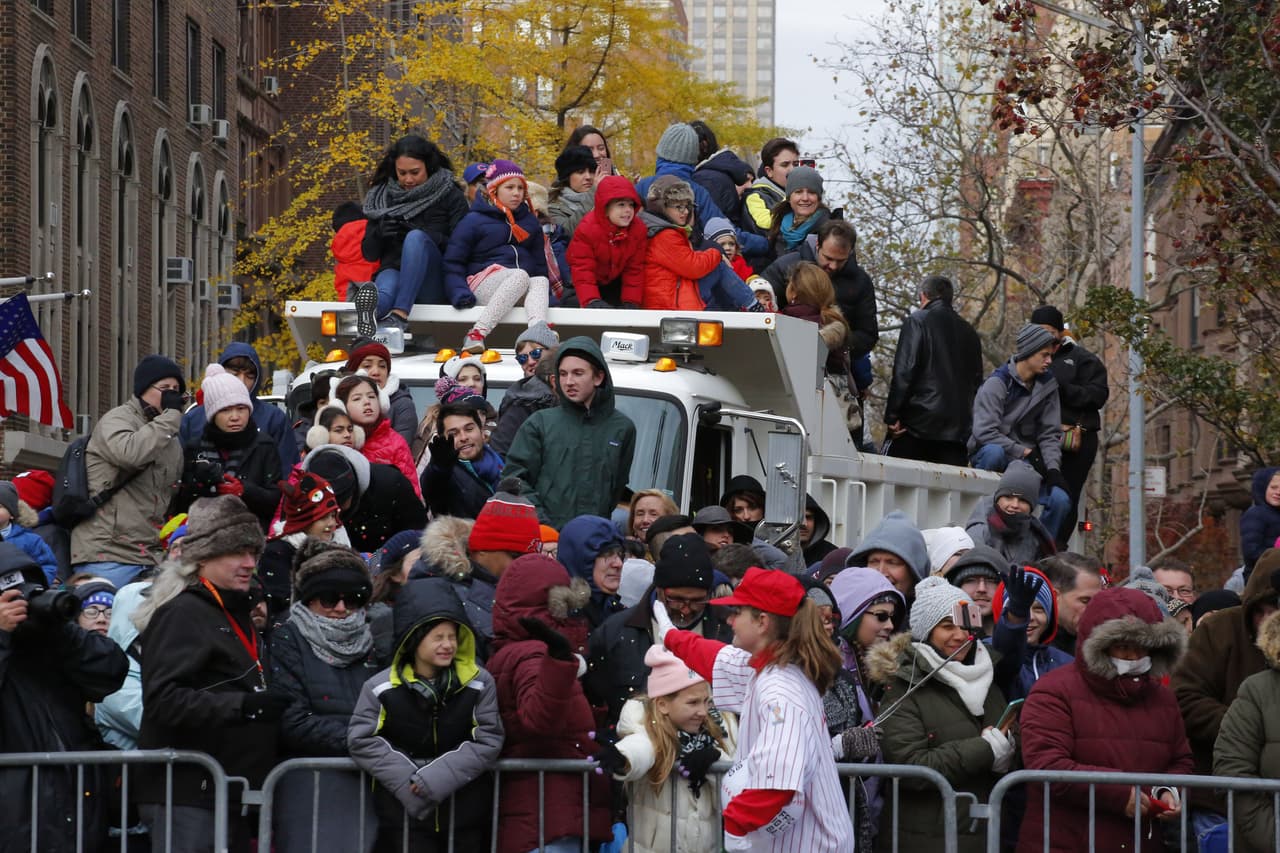 Los espectadores se suben a un camión de seguridad para observar el espectáculo.
