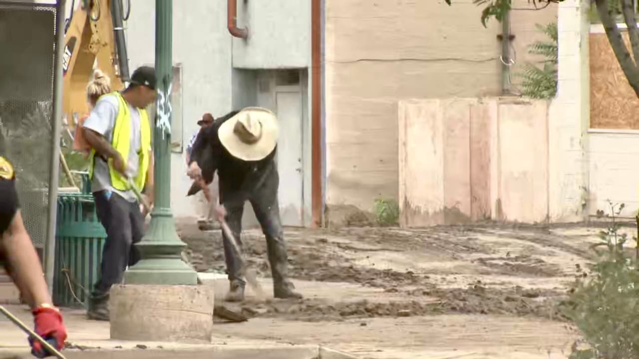 Residentes han salido juntos a las calles a limpiar mientras que otros instalan desde ya sus bolsas de arena en preparación de más aguaceros y sienten que no se dan abasto. 
<br>