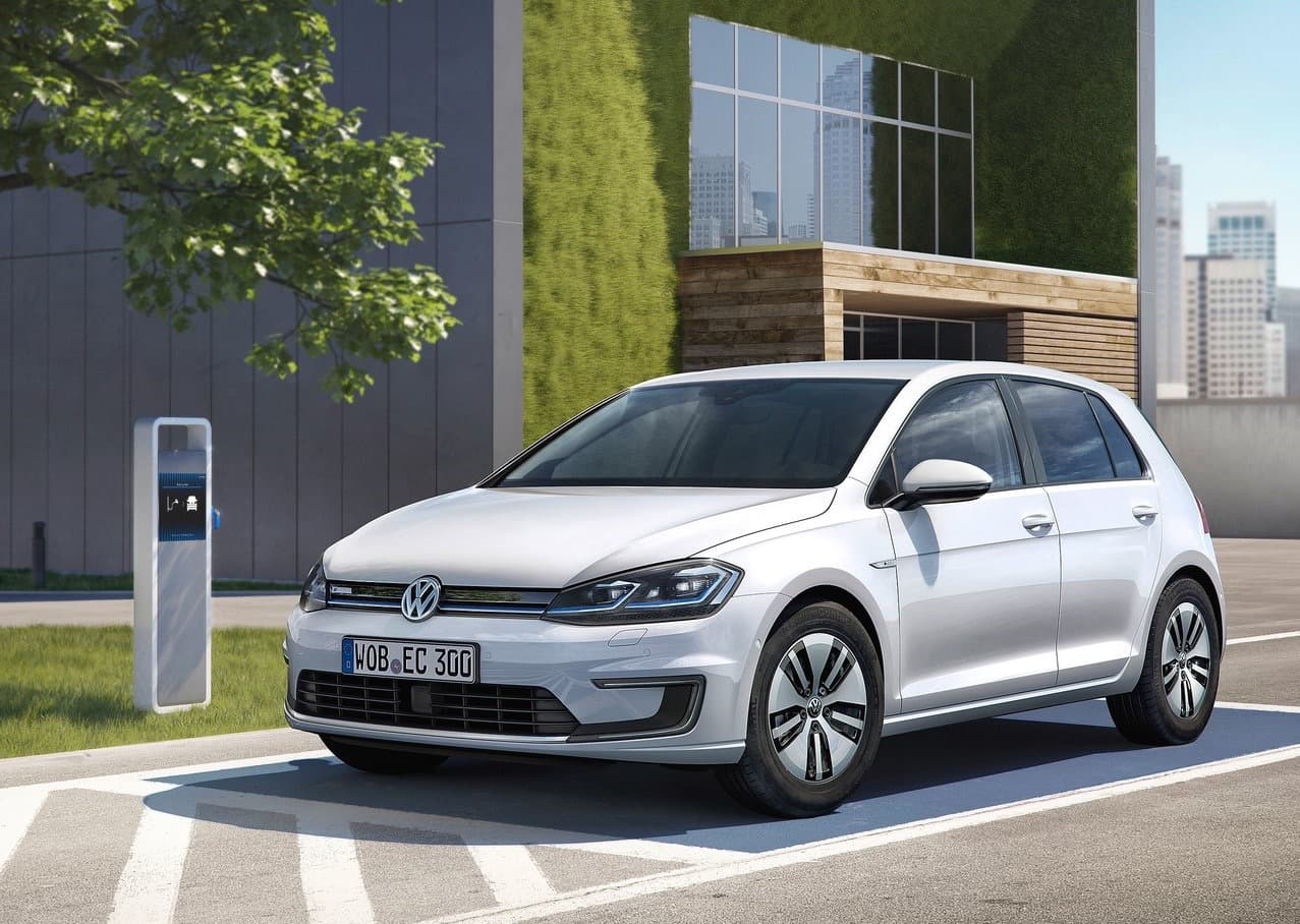 <b>3. Volkswagen Golf</b>. 
<br>
<br>Producido desde: 1974
<br>
<br>También conocido a veces como el Rabbit, el Volkswagen Golf sustituyó al venerado Beetle en 1974 en Europa, Estados Unidos y Canada. El éxito de Golf, el cual ya a atravesado por siete generaciones, fue instantáneo logrando vender más de 
<b>30 millones de unidades</b> durante los últimos 43 años.
<br>
<br>En la imagen: 
<b><a href="http://www.univision.com/noticias/volkswagen/este-es-el-volkswagen-e-golf-2017-fotos" target="_blank">Volkswagen e-Golf</a></b>, la versión eléctrica de la actual generación del modelo.