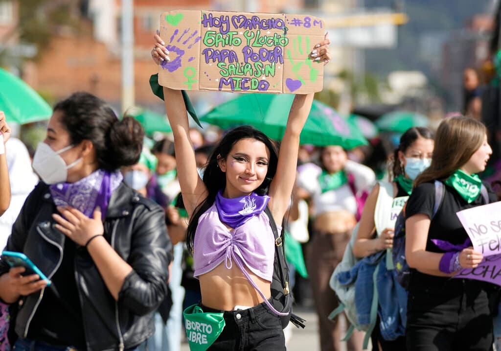 <b>Colombia</b>
<br>
<br>Una mujer camina por las calles de Bogotá mientras sostiene un cartel en la manifestación por el Día Internacional de la Mujer.