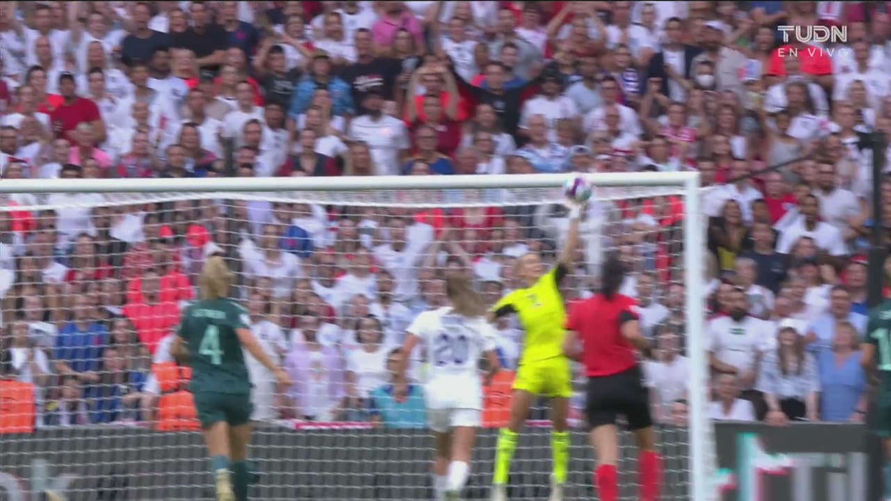 ¡Era el que amarraba todo! Manotazo de Frohms para evitar el gol de Russo