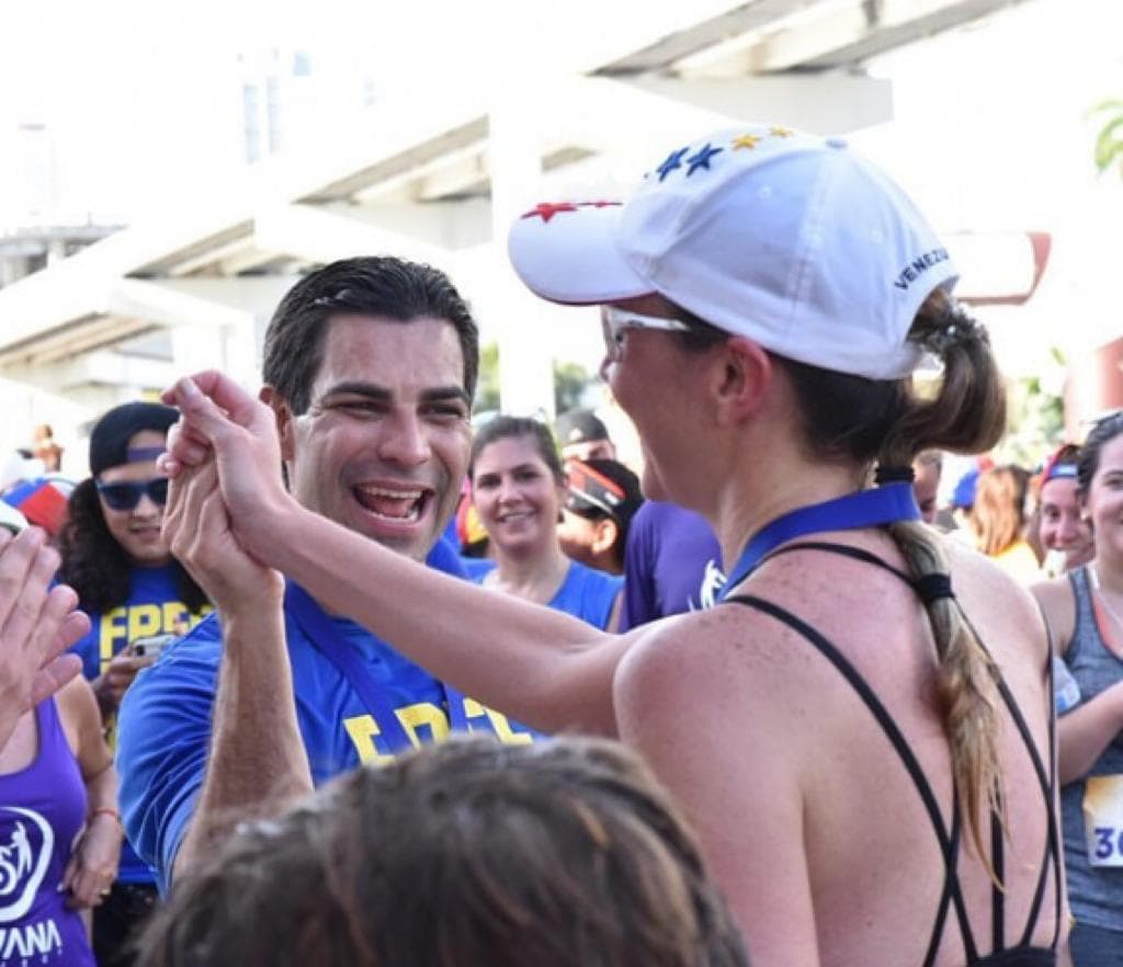 Después de terminar su carrera, el alcalde de Miami recibió y premió con medallas a todos los participantes en la meta.