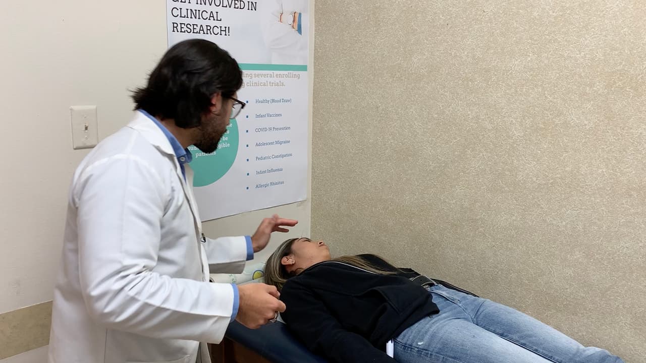 Los siguientes son ejemplos de canciones en las que puedes seguir el ritmo para mantener una frecuencia de entre 100 y 120 compresiones por minuto.