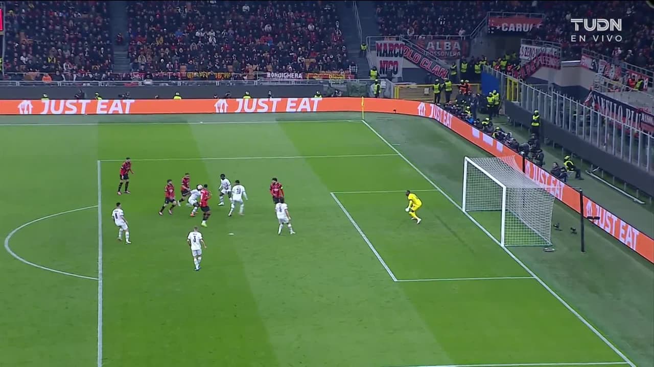 ¡TIRO ATAJADO! disparo por Amine Gouiri.