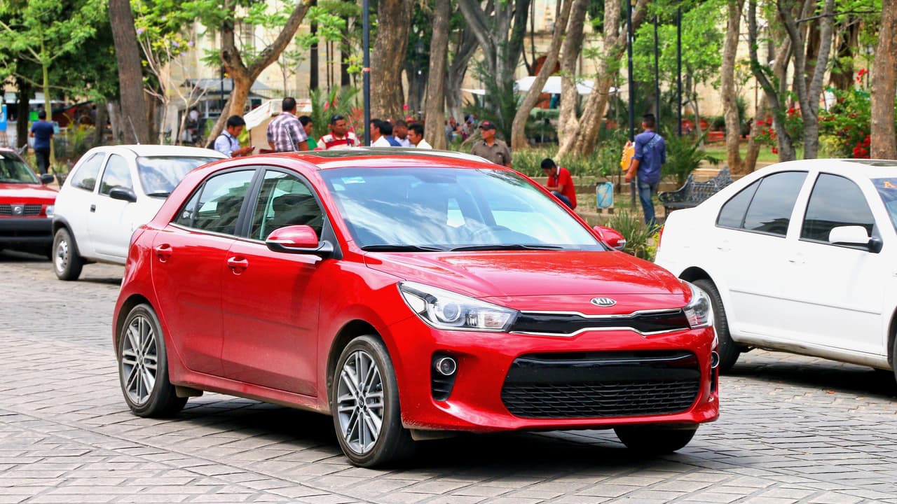 <h3 class="cms-H3-H3">17. Kia</h3>
<br>
<b>Costo promedio por 10 años de mantenimiento: 8,800 dólares</b>
<br>Los modelos de la marca coreana, parte del conglomerado industrial Hyundai, son en promedio más costosos de mantener que sus contrapartes de la marca Hyundai a pesar de contar con mecánicas muy similares, en algunos casos identicas.