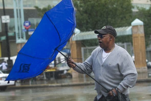 Se atribuyeron el jueves cinco muertes a la tormenta en Carolina del Norte y una sexta en Pensilvania el viernes _una mujer que aparentemente fue arrastrada con su vehículo por la crecida de un arroyo antes del amanecer.