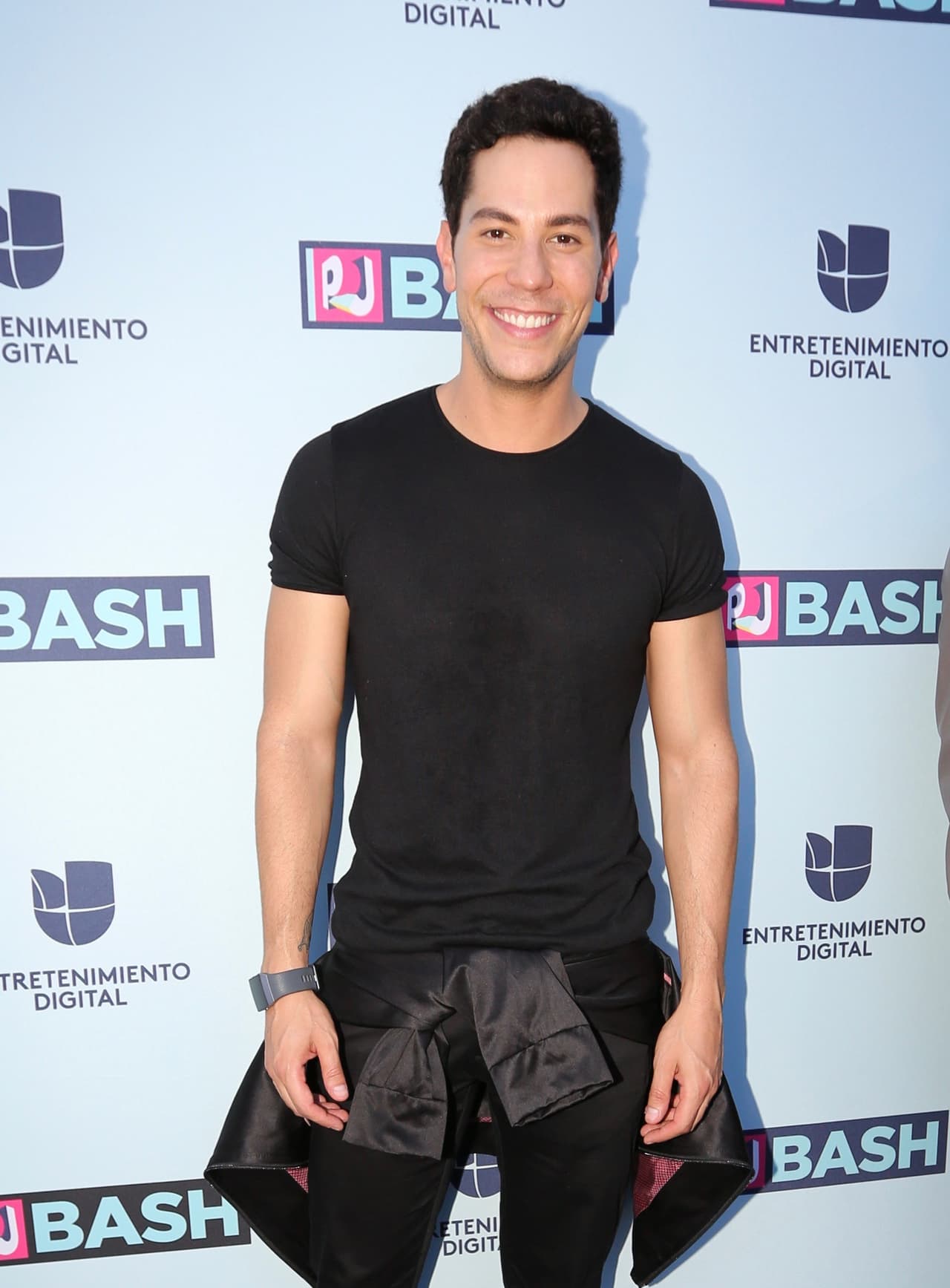 "Aprendí lo importante que es amarme, respetarme, trabajar para que 
<b><a href="https://www.univision.com/entretenimiento/celebridades/top-ten-de-las-salidas-de-closet-mas-escandalosas" target="_blank">mi preferencia sexual</a></b> no quitara mis capacidades laborales", dijo el actor en un video del evento, compartido en sus historias en 
<b><a href="https://www.instagram.com/christianchavezreal/" target="_blank">Instagram</a></b>.