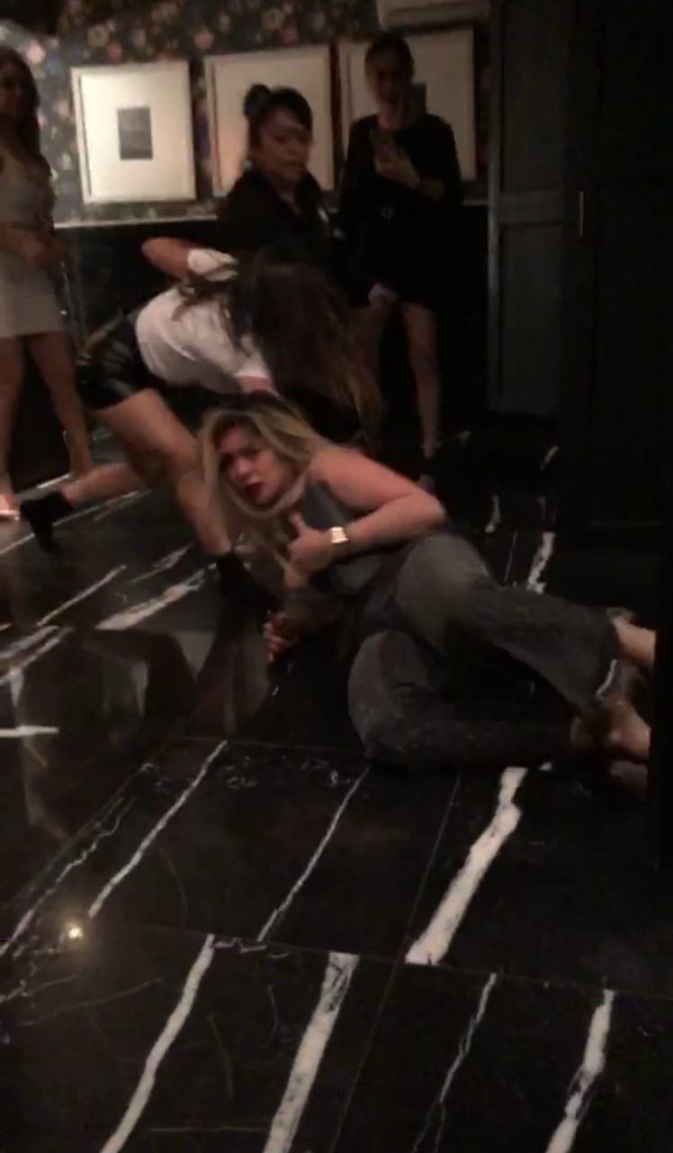Esta es una imagen del video donde agreden a la conductora de Bandamax, que ella recibió, pues ya está circulando en las redes sociales.
<br>