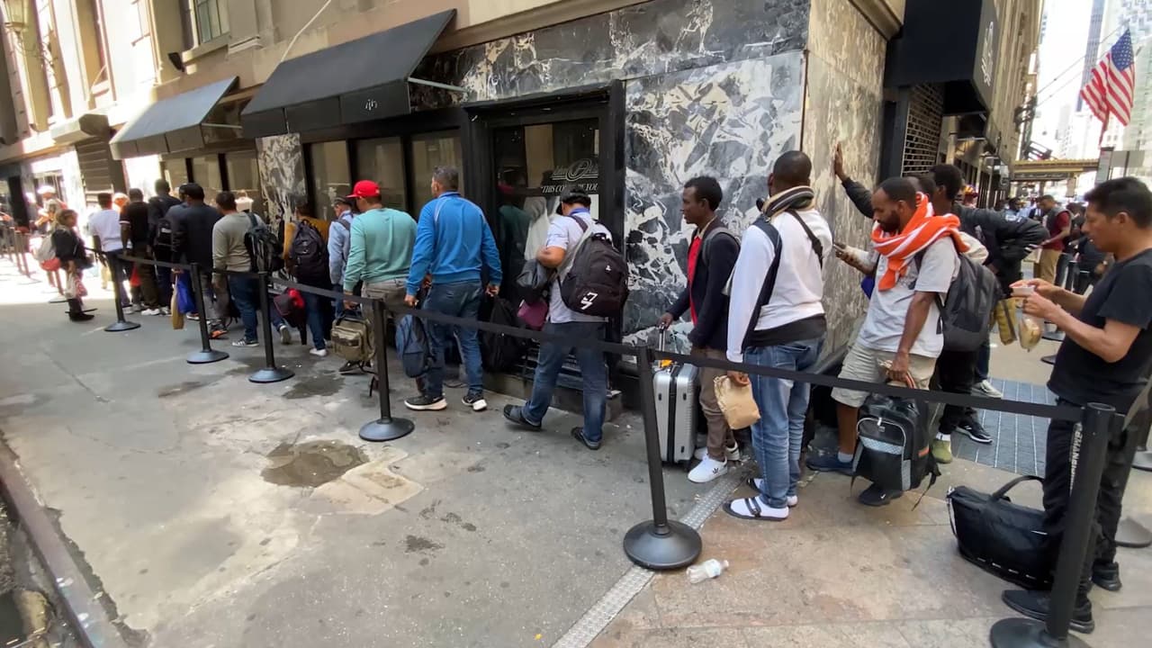 De ellos, unos 1,500 han sido transportados a hoteles y albergues fuera de la Ciudad.