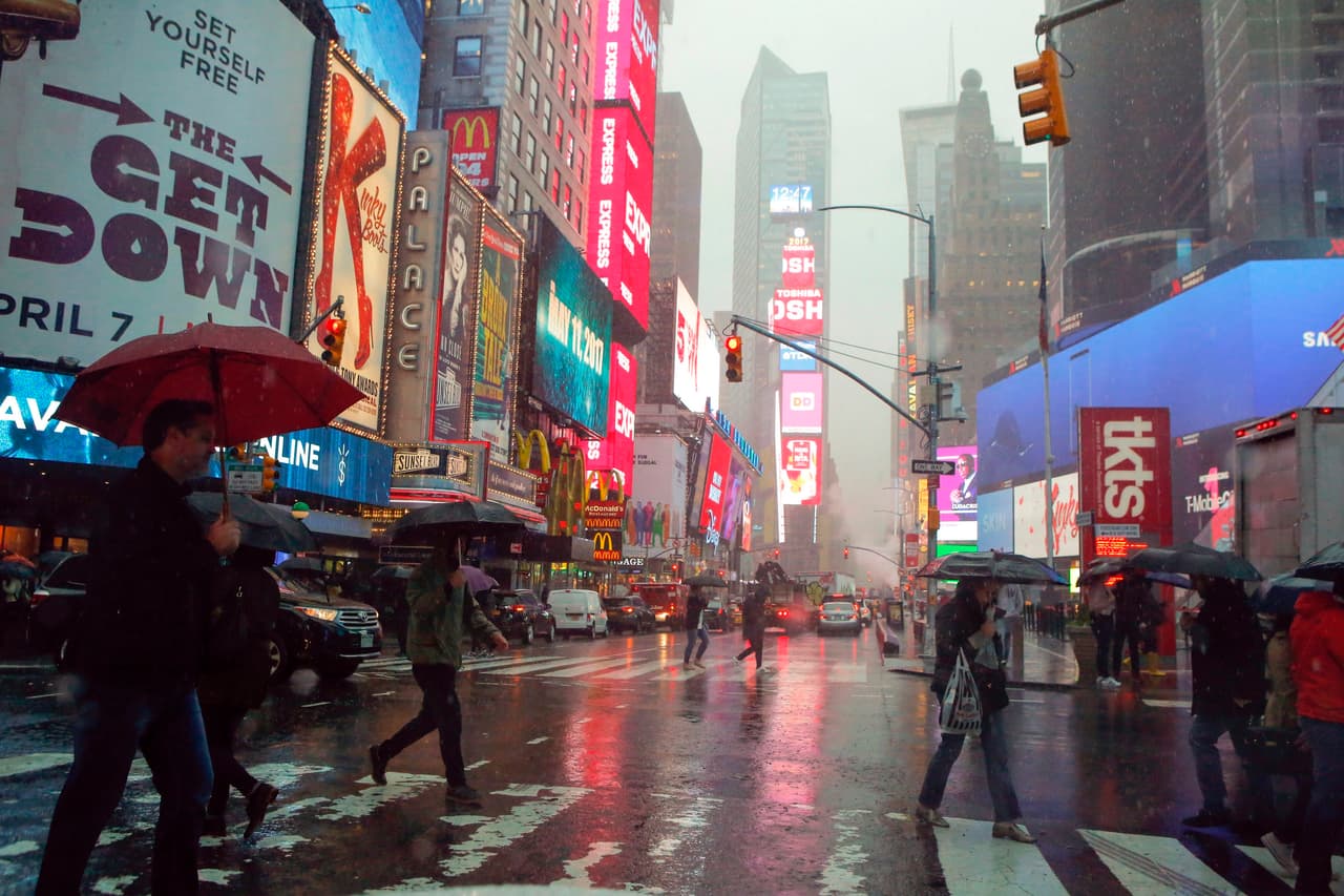 <b>New York City, Nueva York</b> – El panel sobre el cambio climático en Nueva York recogió datos que establecen que el aumento en el nivel del mar alrededor de la ciudad será de 4 a 8 pulgadas para el 2020. El huracán Sandy fue un evento de advertencia de lo que podría ocurrir a la ciudad en los próximos 100 años. El los próximos 10 años el mar podría aumentar entre 4 a 8 pulgadas. Un aumento de cinco pies podría sumergir el aeropuerto La Guardia, al igual que islas de barrera y parte de Manhattan. Los hogares y los negocios costeros están amenazados por el retroceso en las costas y la aceleración de la erosión. 
<br>Según el informe
<a href="https://www.climatecommunication.org/wp-content/uploads/2013/04/climate_impacts.pdf"> El Impacto del Cambio Climático en EEUU</a> publicado por la Universidad de Cambridge. Sólo el estado de Nueva York tiene más de $2,300 millones en propiedades costeras aseguradas, pero ante el aumento del riesgo desde el 2009 "algunas grandes aseguradoras se han comenzado a retirar de la ciudad".