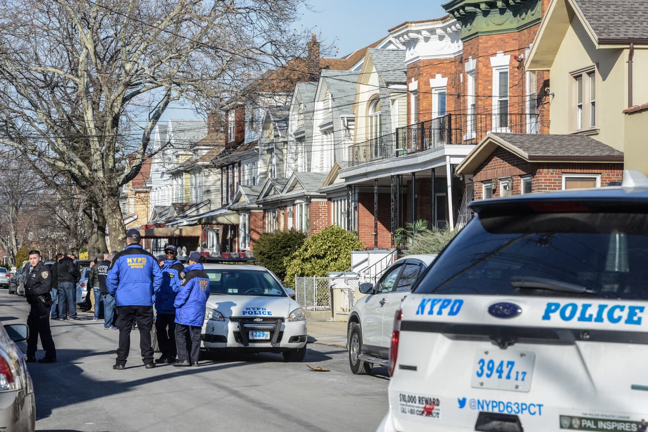 Hieren de bala a un bebé de 15 meses en Nueva York; un sospechoso disparó frente a una casa