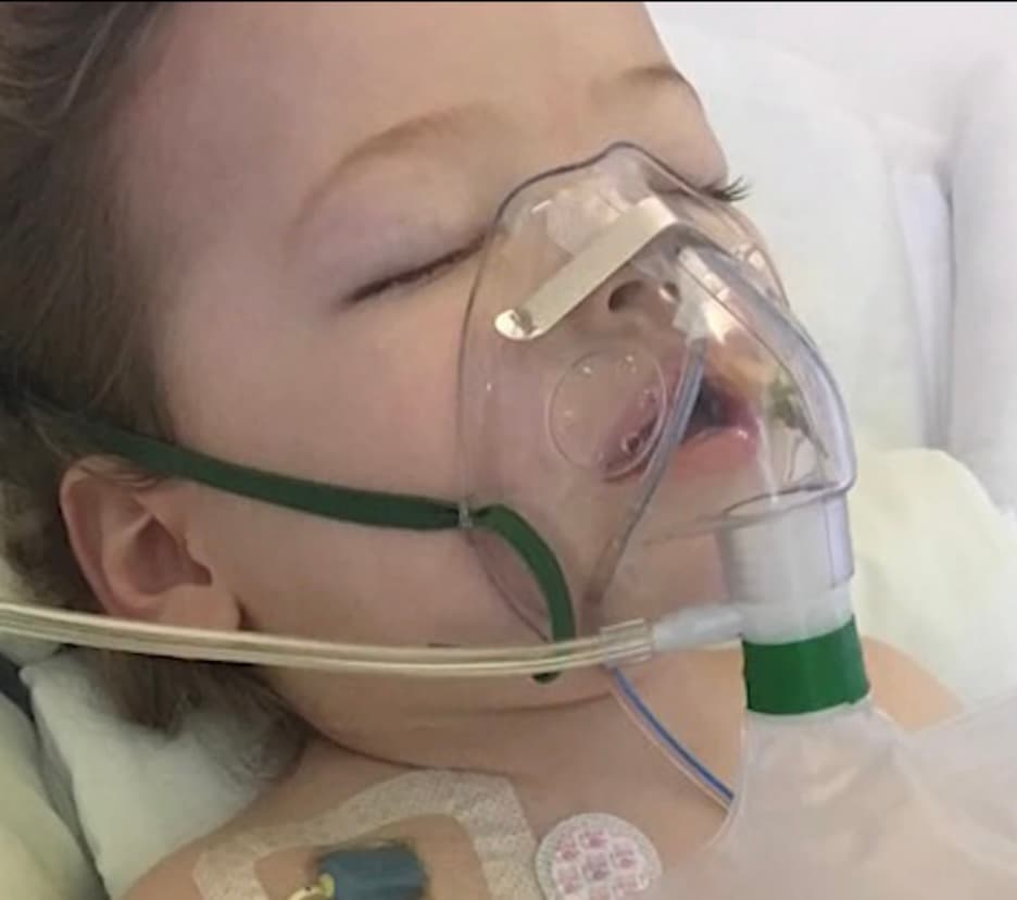 Ella recuerda que su hijo ha estado tres veces a punto de morir y que su mayor reto es mantenerlo con vida, debido a que cuando el pequeño comienza a convulsionarse, tiene que actuar de inmediato con oxígeno. “Si eso no ayuda le tengo que dar medicina de rescate, 
<b>y si eso tampoco lo reanima, tengo que llevarlo al hospital”, </b>cuenta. 
<br>