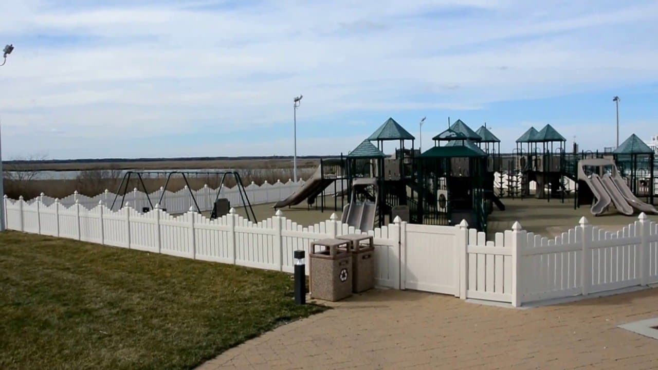 <b>Dealy Field</b> es el principal complejo recreativo de Sea Isle con un parque infantil, un parque de patinaje, campos de béisbol, cancha de hockey callejero, cancha de baloncesto y más. 📍63rd and Central, Sea Isle City