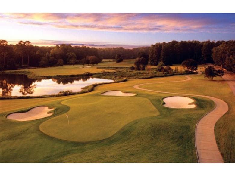 <b>Callaway Resort & Gardens</b>
<br>17800 U.S. Hwy 27, Pine Mountain, GA. 31822
<br>Callaway Gardens es un complejo que cuenta con jardines galardonados de 2,500 acres ubicado en las estribaciones más al sur de las Montañas Apalaches en Pine Mountain, Georgia. Además de cuatro tipos de alojamiento, doce restaurantes y muchas tiendas, los huéspedes disfrutan de muchas cosas que ver y hacer en esta escapada familiar. Debido al covid-19 se tienen restricciones, pero todas las áreas al aire libre / naturales (incluida Robin Lake Beach), senderos para caminatas y senderos para bicicletas Discovery están disponibles para miembros e invitados. Actualmente los edificios Discovery Center y Butterfly están cerrados y el espectáculo Birds of Prey está pospuesto.
<br>