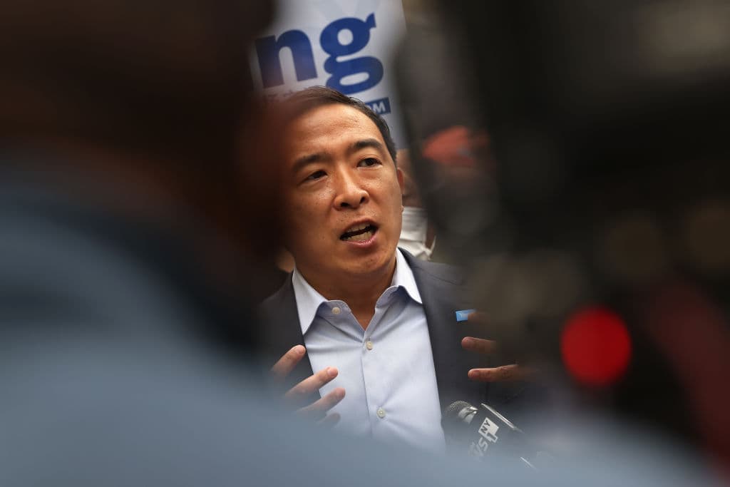 El metro y una caricatura desatan una discusión racial sobre Andrew Yang y su candidatura a alcalde de Nueva York