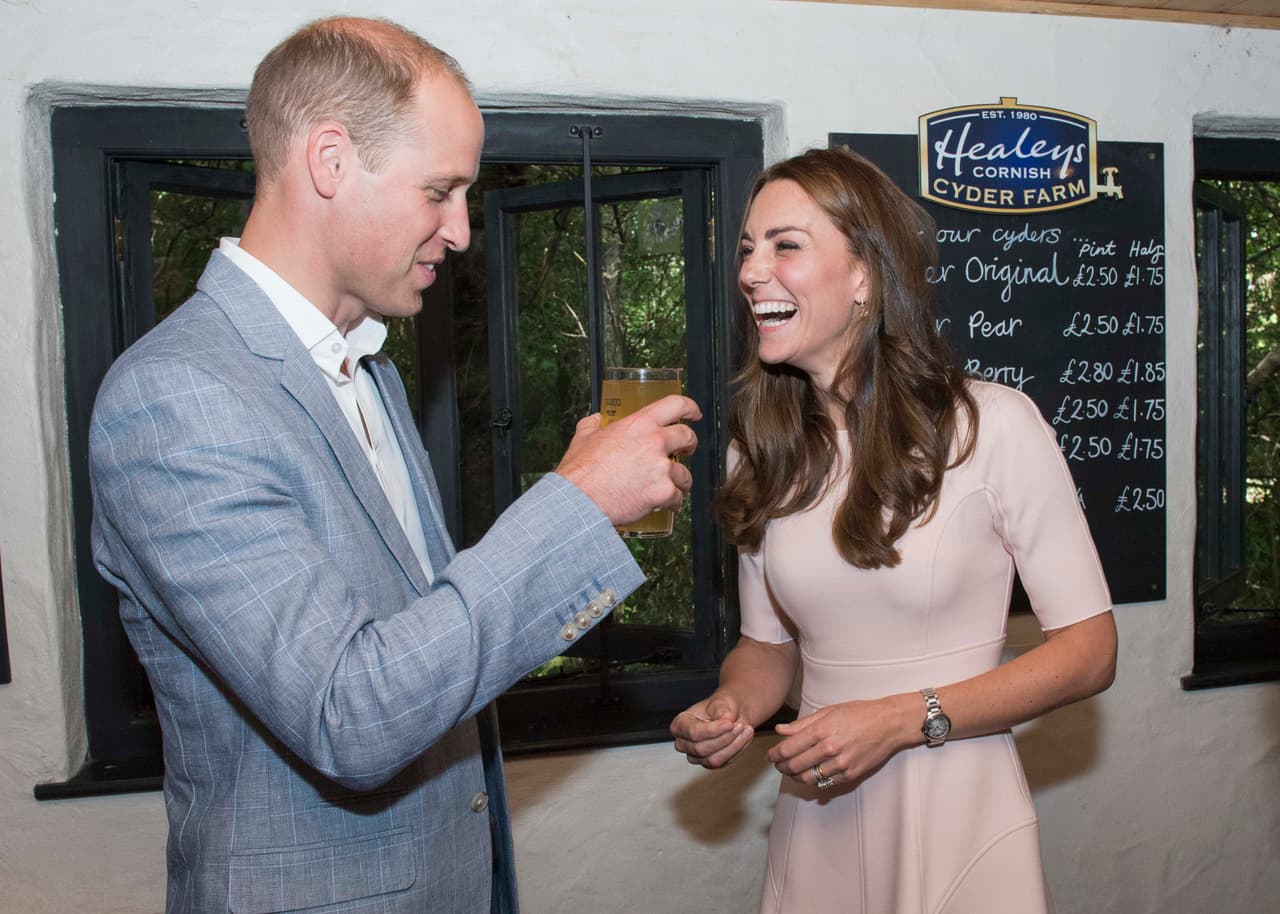 Kate y William bromeando sobre tomar o no la sidra. ¡Salud!