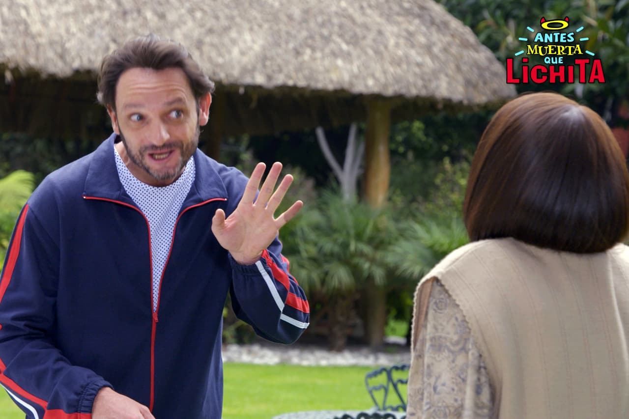 Lichita visita a Elías en el psiquiátrico para platicarle todo lo que está pasando en Icónika.