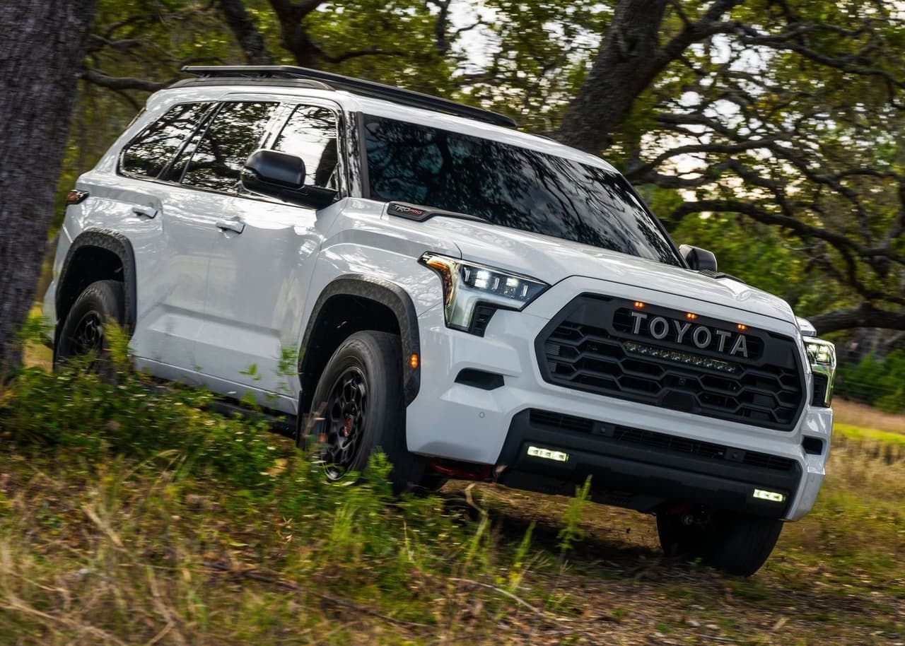 La Toyota Sequoia 2023 se rejuvenece adoptando un estilo moderno, una cabina tecnológica y un sistema de propulsión híbrido.