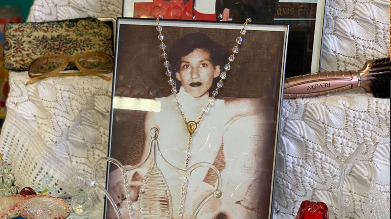 Los altares también incluyen símbolos religiosos como cruces, figuras de santos, vírgenes y ángeles.