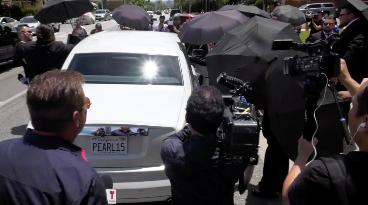 Pero poco después, Chiquis defendió al personal de seguridad y justificó su actuar: “Y sí, yo vi el video […] en el que se ve claramente que este señor el de la cámara le pegó al muchacho, al señor […] 
<b>No es nuestra culpa</b>, yo y Lorenzo siempre hemos sido muy respetuosos con todos ustedes”, declaró.