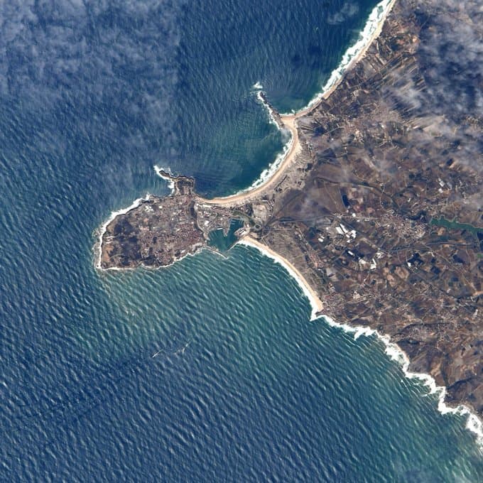 La astronauta, aficionada al surf, publicó varias fotografías de playas especiales para este deporte. “Envolviendo el oleaje, arrebatando la competencia”, escribió sobre esta fotografía de Peniche, Portugal. Allí se realizó uno de los eventos más importantes de la Liga Mundial de Surf en octubre de 2019.