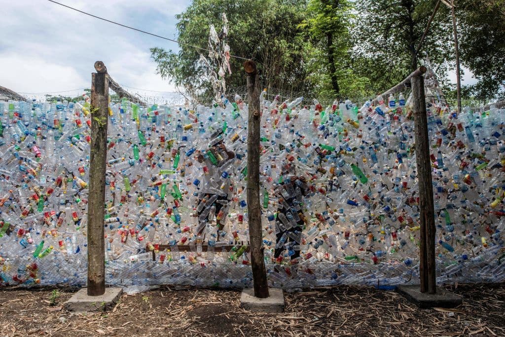 Con el sencillo nombre de 'Pameran Plastik' (Exhibición del plástico) ECOTON instaló diferentes piezas en la ciudad de Gresik, en el este de Java.