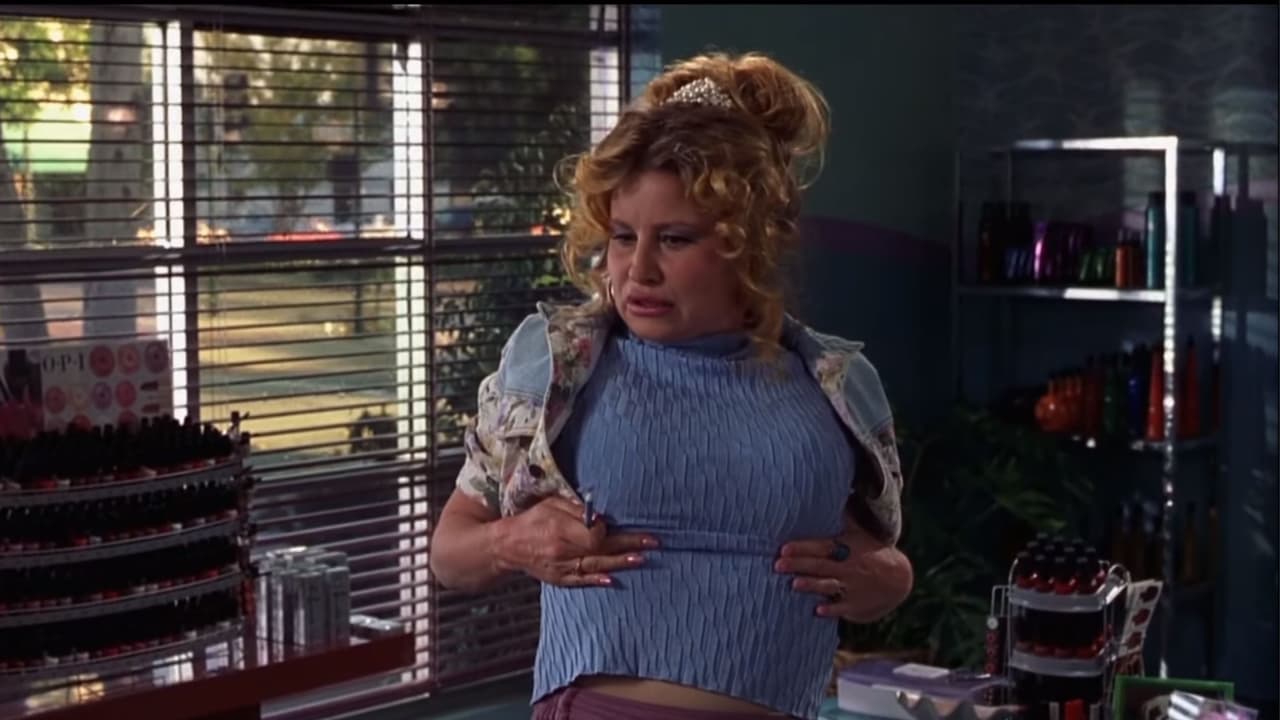 Jennifer Coolidge como Paulette Bonafonté en 'Legally Blonde'.