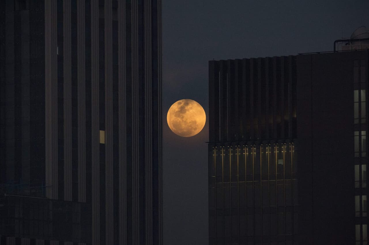El eclipse de la superluna entre los edificios de Bangkok, Tailandia.