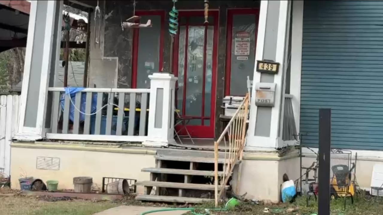 Un niño de 
<b>9 años</b> resultó herido por una 
<b>bala perdida</b> mientras se encontraba en el porche de una vivienda ubicada en el 
<b>bloque 400 de la calle Delmar</b>, cerca de South New Braunfels Avenue, poco después de la 
<b>medianoche</b>.
<br>
<br>La madre del menor relató que notó algo “ardiendo” en el pantalón del niño y descubrió que había sido impactado por un proyectil. El menor fue llevado al hospital, donde 
<b>le retiraron la bala</b>, y posteriormente 
<b>regresó a casa</b>. Las autoridades indicaron que 
<b>no se sabe quién disparó</b> y el caso sigue bajo investigación.