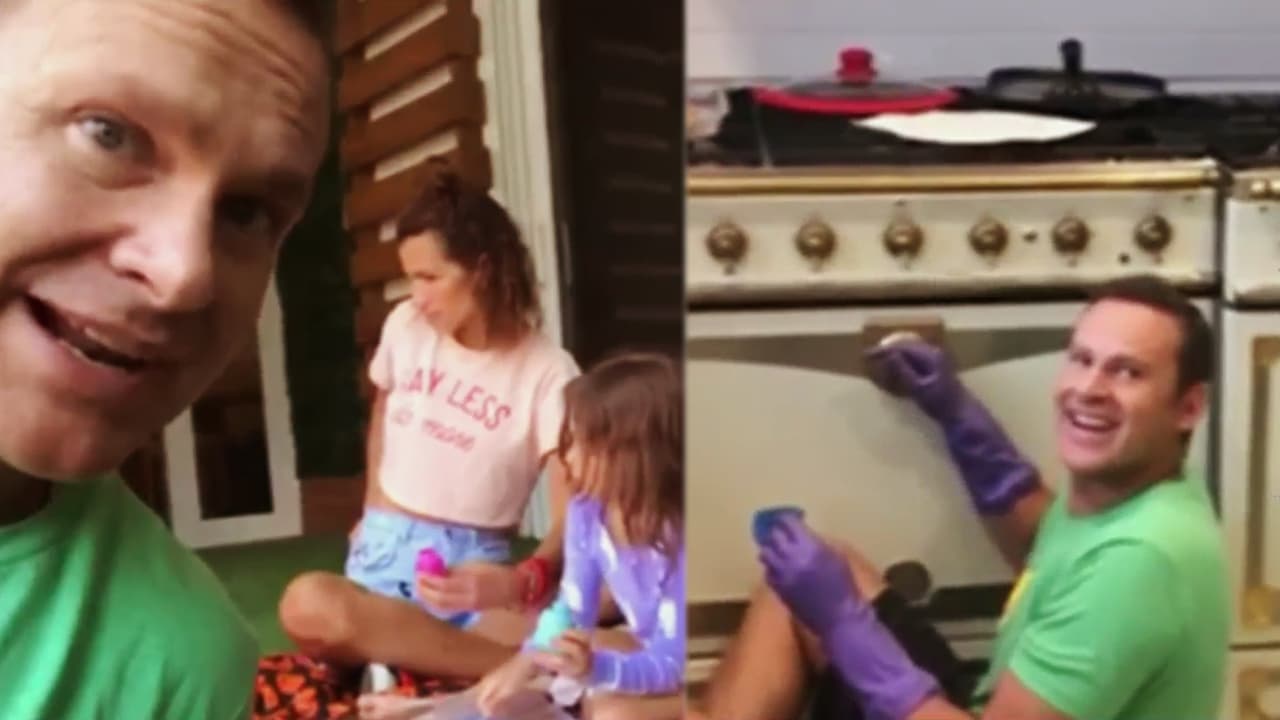 Pero nuestro 
<a href="https://www.univision.com/shows/despierta-america/se-imaginan-a-alan-tacher-lavando-la-estufa-descubrimos-como-pasa-sus-dias-con-esposa-mama-e-hijos-en-casa-video">Alan</a> es multifacético. Además de cuidarse al máximo al llegar a su casa desde el estudio de Despierta América, le echa muchas ganas a las tareas del hogar.